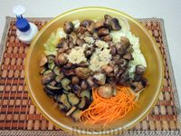 Фото приготовления рецепта: Салат с жареными овощами и грибами, по-корейски - шаг №12