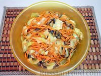 Фото приготовления рецепта: Салат с жареными овощами и грибами, по-корейски - шаг №13