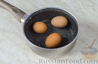 Фото приготовления рецепта: Салат с кукурузой, сыром и яйцами - шаг №2