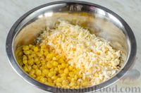 Фото приготовления рецепта: Салат с кукурузой, сыром и яйцами - шаг №5