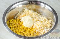 Фото приготовления рецепта: Салат с кукурузой, сыром и яйцами - шаг №6