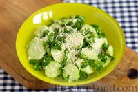 Фото к рецепту: Салат из огурцов с зеленью и кунжутом