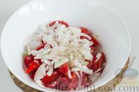 Фото приготовления рецепта: Салат из помидоров с луком и чесночными сухариками - шаг №5