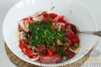 Фото приготовления рецепта: Салат из помидоров с луком и чесночными сухариками - шаг №6