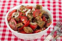 Фото приготовления рецепта: Салат из помидоров с луком и чесночными сухариками - шаг №8