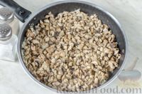 Фото приготовления рецепта: Картофельные зразы с грибами - шаг №7