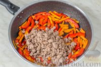 Фото приготовления рецепта: Салат с фаршем, морковью и болгарским перцем - шаг №7