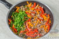 Фото приготовления рецепта: Салат с фаршем, морковью и болгарским перцем - шаг №9