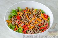 Фото приготовления рецепта: Салат с фаршем, морковью и болгарским перцем - шаг №14