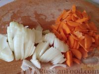 Фото приготовления рецепта: Кабачки с картофелем и помидорами, запеченные в духовке - шаг №4