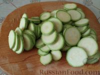 Фото приготовления рецепта: Кабачки с картофелем и помидорами, запеченные в духовке - шаг №6