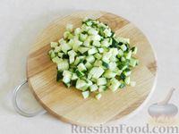 Фото приготовления рецепта: Салат с сардинами, огурцами и сыром - шаг №4