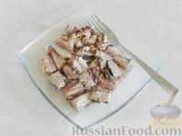 Фото приготовления рецепта: Салат с сардинами, огурцами и сыром - шаг №7