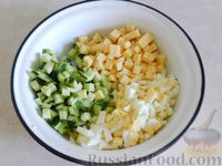 Фото приготовления рецепта: Салат с сардинами, огурцами и сыром - шаг №8