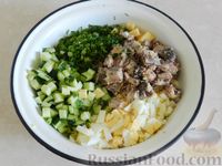 Фото приготовления рецепта: Салат с сардинами, огурцами и сыром - шаг №9