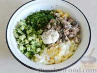Фото приготовления рецепта: Салат с сардинами, огурцами и сыром - шаг №10
