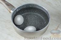 Фото приготовления рецепта: Салат с говядиной,  кукурузой, огурцом и яйцами - шаг №3