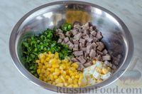 Фото приготовления рецепта: Салат с говядиной,  кукурузой, огурцом и яйцами - шаг №8