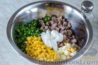 Фото приготовления рецепта: Салат с говядиной,  кукурузой, огурцом и яйцами - шаг №9