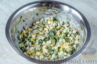 Фото приготовления рецепта: Салат с говядиной,  кукурузой, огурцом и яйцами - шаг №10