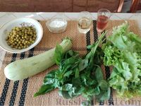 Фото приготовления рецепта: Салат «Фердинанд» с жареным кабачком, горошком и базиликом - шаг №1