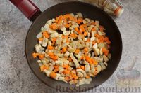 Фото приготовления рецепта: Куриный суп с кукурузой, шампиньонами и макаронами - шаг №5