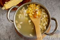 Фото приготовления рецепта: Куриный суп с кукурузой, шампиньонами и макаронами - шаг №7