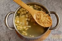Фото приготовления рецепта: Куриный суп с кукурузой, шампиньонами и макаронами - шаг №8