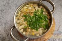 Фото приготовления рецепта: Куриный суп с кукурузой, шампиньонами и макаронами - шаг №9