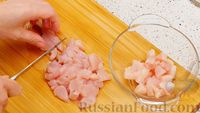 Фото приготовления рецепта: Стручковая фасоль с курицей  в сливочном соусе с сыром - шаг №1