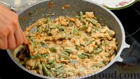 Фото приготовления рецепта: Стручковая фасоль с курицей  в сливочном соусе с сыром - шаг №11