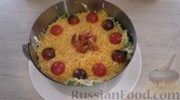 Фото приготовления рецепта: Торт-салат с ветчиной, овощами и сыром - шаг №8