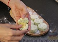 Фото приготовления рецепта: Сырники с твёрдым сыром и зеленью - шаг №7