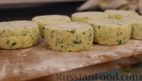 Фото приготовления рецепта: Сырники с твёрдым сыром и зеленью - шаг №8
