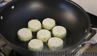 Фото приготовления рецепта: Сырники с твёрдым сыром и зеленью - шаг №9