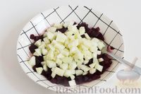 Фото приготовления рецепта: Свекольный салат с яблоками, черносливом и орехами - шаг №3
