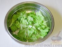 Фото приготовления рецепта: Салат с персиками, фетой и грецкими орехами - шаг №4
