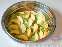 Фото приготовления рецепта: Салат с персиками, фетой и грецкими орехами - шаг №5