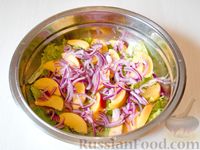 Фото приготовления рецепта: Салат с персиками, фетой и грецкими орехами - шаг №6