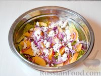 Фото приготовления рецепта: Салат с персиками, фетой и грецкими орехами - шаг №7