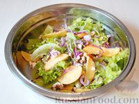 Фото приготовления рецепта: Салат с персиками, фетой и грецкими орехами - шаг №9