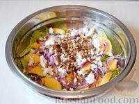 Фото приготовления рецепта: Салат с персиками, фетой и грецкими орехами - шаг №8