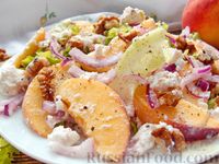 Фото приготовления рецепта: Салат с персиками, фетой и грецкими орехами - шаг №11