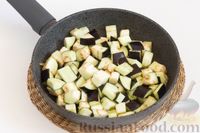 Фото приготовления рецепта: Салат с жареными баклажанами, кукурузой и сыром - шаг №2