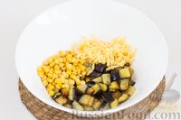 Фото приготовления рецепта: Салат с жареными баклажанами, кукурузой и сыром - шаг №4