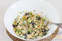Фото приготовления рецепта: Салат с жареными баклажанами, кукурузой и сыром - шаг №6