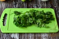 Фото приготовления рецепта: Холодный зеленый борщ с огурцами - шаг №2