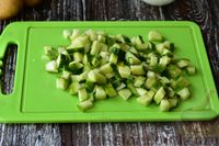 Фото приготовления рецепта: Холодный зеленый борщ с огурцами - шаг №7