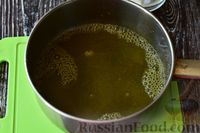 Фото приготовления рецепта: Холодный зеленый борщ с огурцами - шаг №4