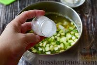 Фото приготовления рецепта: Холодный зеленый борщ с огурцами - шаг №11